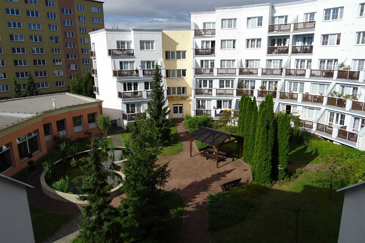 Zahrada a budova Seniorcentra Opava